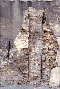 colonna medievale in mattoni presso